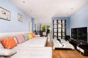 Private Garden Townhouse - 3 Bedrooms - 2 Bathrooms - Sleeps 7