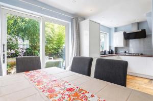 Private Garden Townhouse - 3 Bedrooms - 2 Bathrooms - Sleeps 7