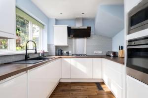 Private Garden Townhouse - 3 Bedrooms - 2 Bathrooms - Sleeps 7