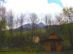 Cozy Apartment in Kościelisko with Mountain View
