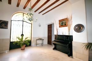 Charming House in Ayora + Terrace