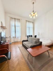 E13 Apartment - close to New York Palace