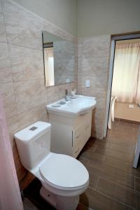 Habitación amplia y privada con parqueo a 2k Pradera Chikimula
