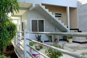 Habitación amplia y privada con parqueo a 2k Pradera Chikimula