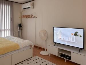 Sinnonhyeon Station 3-minute walk, Gangnam Plastic Surgery Hospital, ideal for shopping, airport bus, washer and dryer, 2BR, free luggage storage