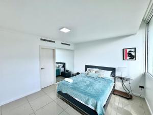 Elegante oficina suite vista al cerro y piscina RF1-1308