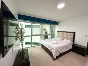 Suite con balcón vista al río en Puerto Santa Ana RF1-304