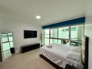 Suite con balcón vista al río en Puerto Santa Ana RF1-304