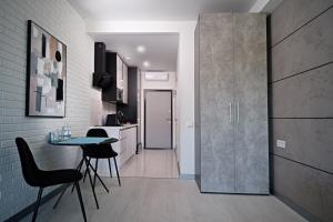 "Ibiza Apartments" by Arcadia Sky - студія з патіо - 5 хвилин до моря - зона BBQ - паркінг - укриття - швидке заселення