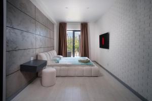 "Ibiza Apartments" by Arcadia Sky - студія з патіо - 5 хвилин до моря - зона BBQ - паркінг - укриття - швидке заселення