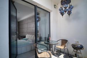 "Ibiza Apartments" by Arcadia Sky - студія з патіо - 5 хвилин до моря - зона BBQ - паркінг - укриття - швидке заселення
