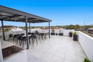 Modern Central Loft w Rooftop Deck BBQ & Views