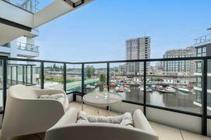 Stylish Apartment with River Views and Garage in Szczecin by Noclegi Renters