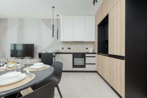 Stylish Apartment with River Views and Garage in Szczecin by Noclegi Renters