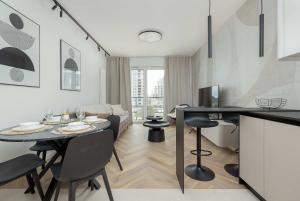 Stylish Apartment with River Views and Garage in Szczecin by Noclegi Renters
