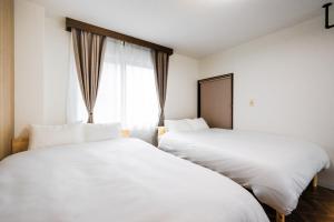 Nihonbashi area 5minute walk to Namba 4 minutes to Ebisucho Station 127 for rent 4 bedrooms 2 baths 2 toilets