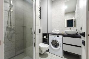 26-305a Manhattan, Beresteiskyi 11, Kyiv, Politekh metro nearby, stunning city view, 15 kW backup power, Petrovdom Apartment