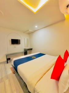 HOTEL RAAJMAHAL 966o9o1oo6 WITH ROOFTOP BEACH BAR and AESTHETIC RESTRO By SK