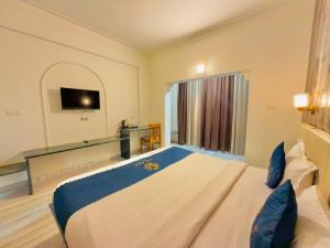 HOTEL RAAJMAHAL 966o9o1oo6 WITH ROOFTOP BEACH BAR and AESTHETIC RESTRO By SK