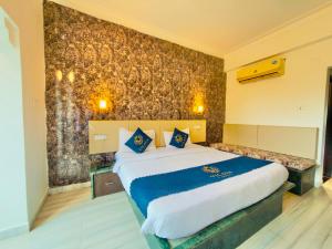 HOTEL RAAJMAHAL 966o9o1oo6 WITH ROOFTOP BEACH BAR and AESTHETIC RESTRO By SK
