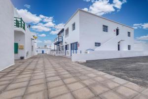 Casa Suso y Casa Margarita- Orzola Coastal Retreat by LVH