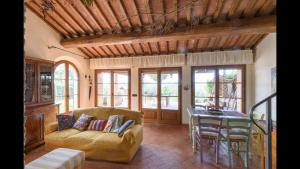 Casale in fiore con piscina nel chianti