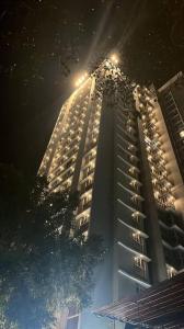 Warm Modern 1BHK Flat New Tower Yari Road Beach