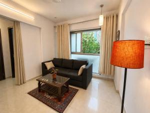 Warm Modern 1BHK Flat New Tower Yari Road Beach