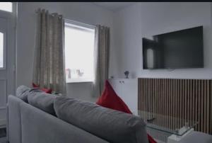 Modern 3BDR Home l Sleeps 5 l Free Parking l Close to Train station and Shops