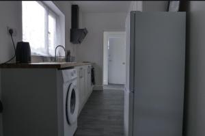 Modern 3BDR Home l Sleeps 5 l Free Parking l Close to Train station and Shops