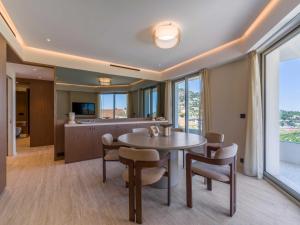 Exceptional Apartment with Terrace & Sea View
