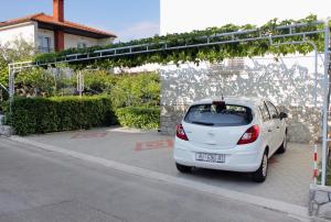 Rooms with a parking space Krk - 5371