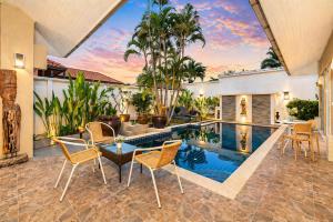 2 Bedrooms Pool Villa with Garden Dok Mai