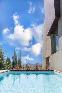 Skyline Retreat with pool by Portugal Active