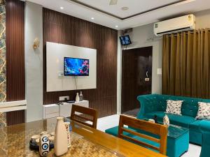 HOMLY STAYS 4BHK villa
