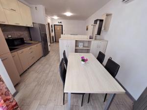SeaSide Holiday Luxury Family Apartment - Beach Pool & Spa Resort langa plaja