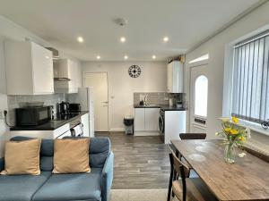 Stylish 2BR Apt, Contractors & Families, 2 Free Parking