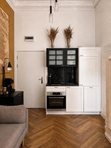 Royal Mile Studio by Tyzenhauz