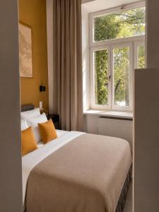 Royal Mile Studio by Tyzenhauz