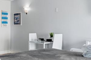 Oceanfront Studio w Balcony & Sunrise Views