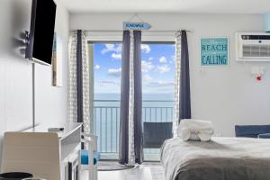 Oceanfront Studio w Balcony & Sunrise Views
