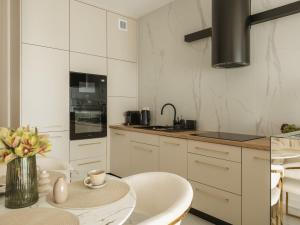 URBAN APARTMENTS Global 23rd Floor No 20 - Air Condition - Free Garage
