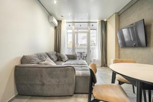 11-92 Manhattan, Beresteiskyi 11, Kyiv, Politekh metro nearby, panoramic city view, 15 kW backup power, Petrovdom Apartment