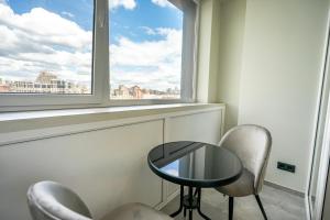 11-92 Manhattan, Beresteiskyi 11, Kyiv, Politekh metro nearby, panoramic city view, 15 kW backup power, Petrovdom Apartment