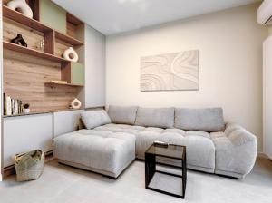 New Business and Leisure Modern Apartment next to Metro Station with WiFi and Free Private Parking