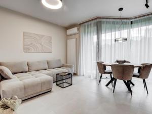 New Business and Leisure Modern Apartment next to Metro Station with WiFi and Free Private Parking