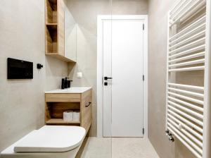 New Business and Leisure Modern Apartment next to Metro Station with WiFi and Free Private Parking