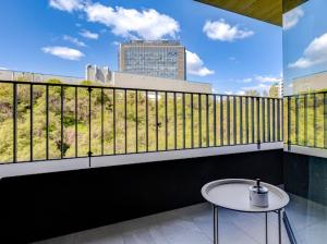 New Business and Leisure Modern Apartment next to Metro Station with WiFi and Free Private Parking