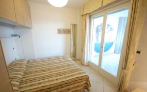Beachfront apartment with terrace and shared pool