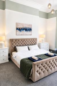 Stylish 2BR Apartment with Cathedral & Castle Views and Private Parking